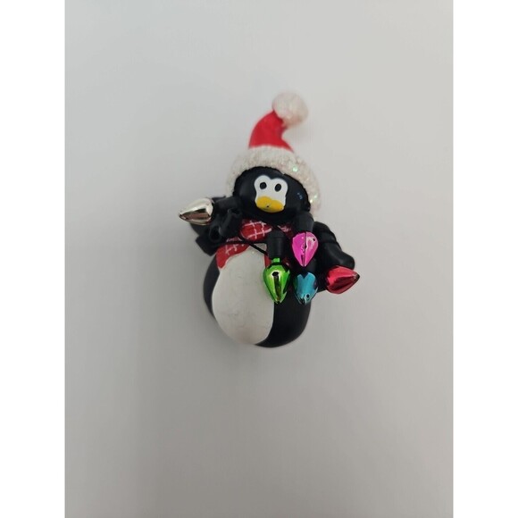 VINTAGE CELLULOID PENGUIN HOLDING LIGHTS SANTA CHRISTMAS PIN HOLIDAY SPIRIT - Picture 5 of 5